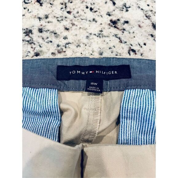 Tommy Hilfiger Women's Hollywood 9 Inch Chino Short - Picture 6 of 6